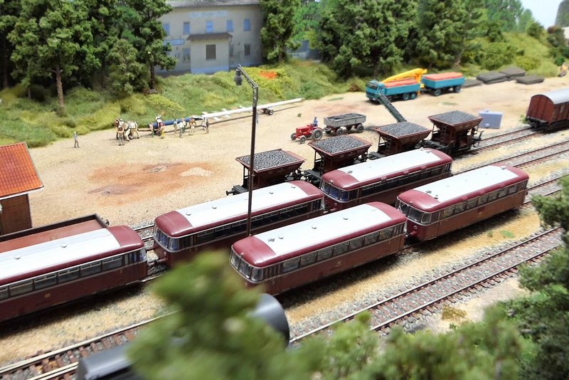 The EMFT club’s H0 station scene with a maypole in the background (Photo: Pernsteiner) The EMFT club’s H0 station scene with a maypole in the background (Photo: Pernsteiner)