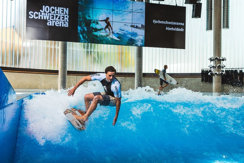 Die erste Indoor-Surfwelle Deutschlands arbeitet nur mit Wasserwucht. Foto: Jochen Schweizer Die erste Indoor-Surfwelle Deutschlands arbeitet nur mit Wasserwucht. Foto: Jochen Schweizer