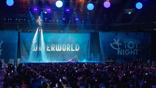 Show mit Wasser-Jetpack auf Bühne, Publikum und „WATERWORLD“/„TOY NIGHT“-Banner.