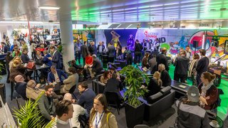 LicenseLounge mit Besuchern und Networking auf der Messe.