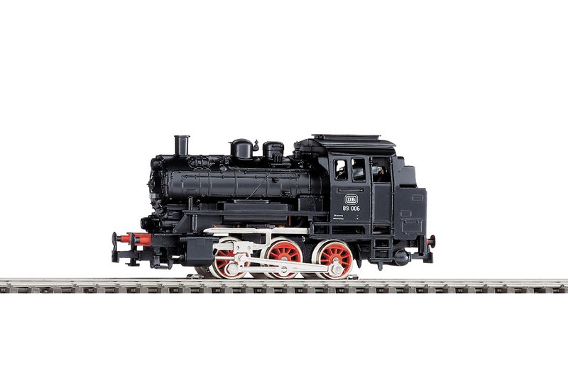 Modell einer schwarzen Dampflokomotive mit roten Rädern auf Gleisen, seitliche Ansicht.