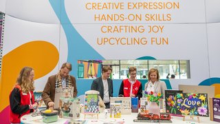 Kreativbereich mit Bastel- und Upcycling-Produkten auf der Messe.