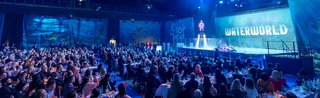 Großes Publikum bei Abendveranstaltung „WATERWORLD“ mit Show und Dinner im Saal.