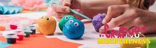 Hände die basteln. Rechts steht der Creative Mindulfness.