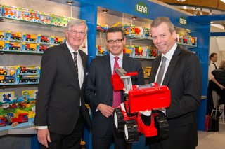 Oberbürgermeisterbesuch am Messestand von SIMM Spielwaren.