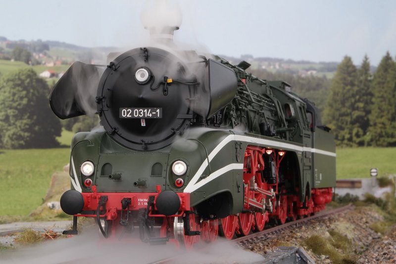 Dampflokromantik mit mächtig Qualm bietet das 739 Millimeter lange 1:32-Modell der Dampflok 02 314-1 von Märklin. (Foto: Pernsteiner) Dampflokromantik mit mächtig Qualm bietet das 739 Millimeter lange 1:32-Modell der Dampflok 02 314-1 von Märklin. (Foto: Pernsteiner)